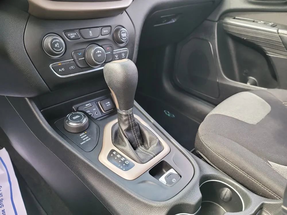 Used 2014 Jeep Cherokee Latitude AWD/4WD image 16