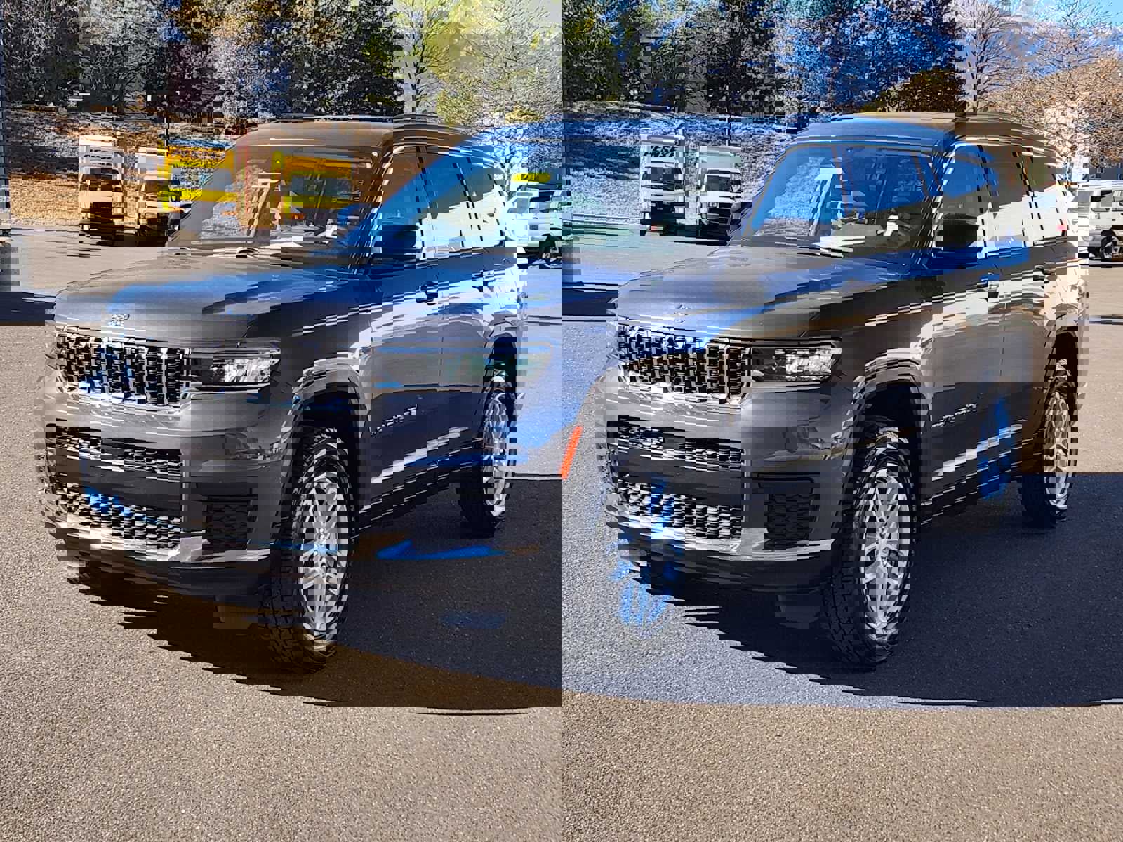 Used 2023 Jeep Grand Cherokee L Laredo image 4