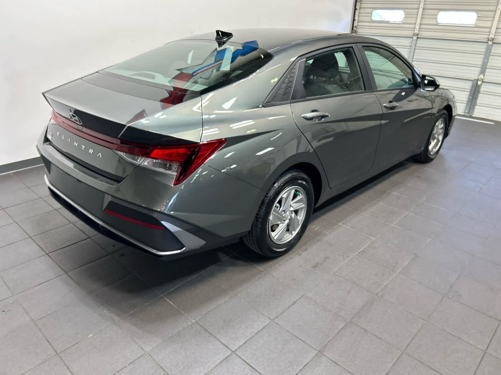 New 2026 Hyundai Elantra SE FWD image 3