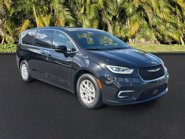 Used 2025 Chrysler Pacifica Select FWD image 2