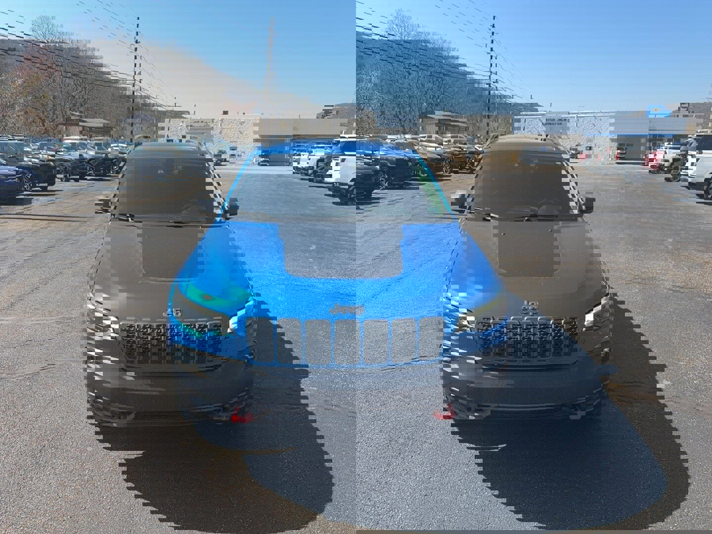 Used 2019 Jeep Cherokee Trailhawk image 2