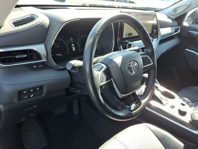 Used 2023 Toyota Highlander Platinum image 8