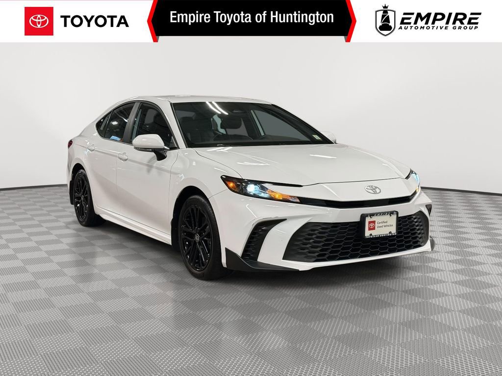 Used 2025 Toyota Camry SE image 1