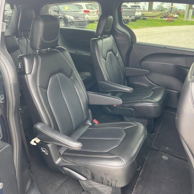 Used 2025 Chrysler Pacifica Select image 15