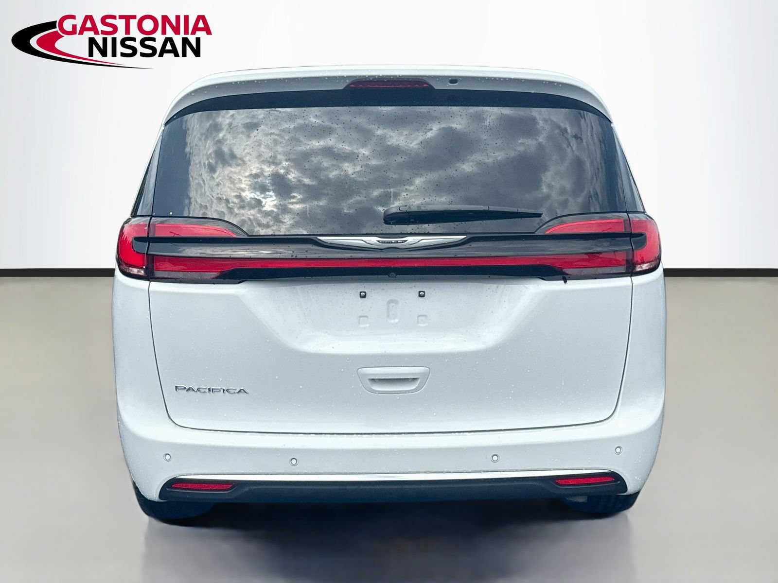 Used 2024 Chrysler Pacifica Touring-L FWD image 7
