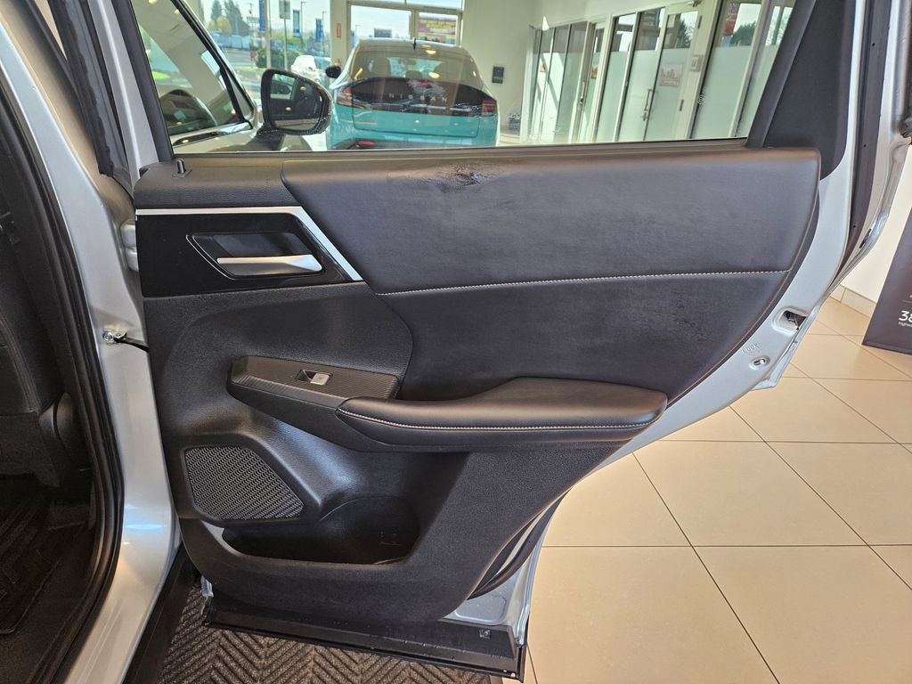 Used 2024 Mitsubishi Outlander SE image 29