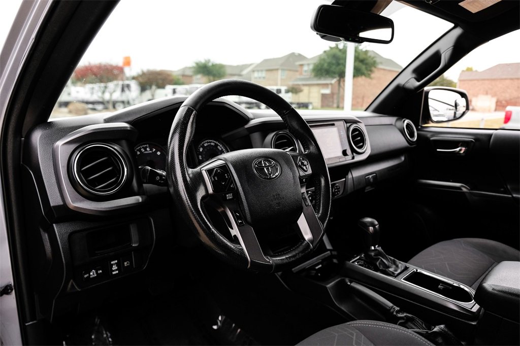 Used 2019 Toyota Tacoma TRD Off-Road image 2