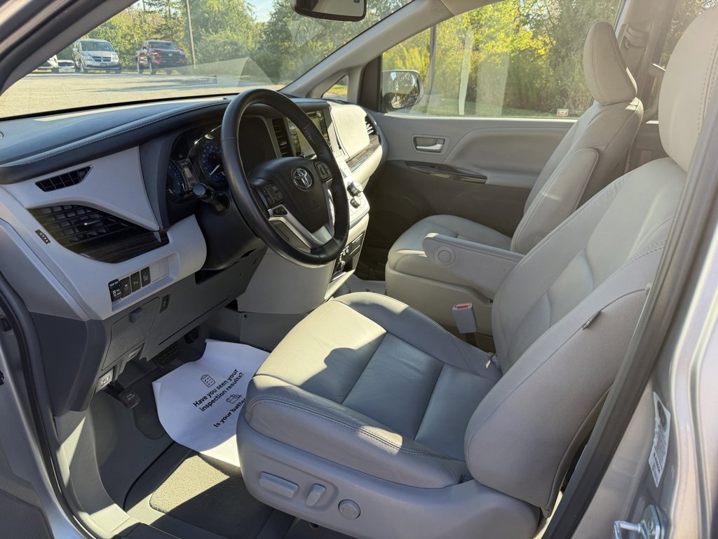 Used 2017 Toyota Sienna XLE image 11