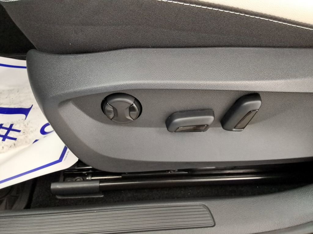 Certified 2025 Volkswagen Taos SE w/ Panoramic Sunroof Package image 21