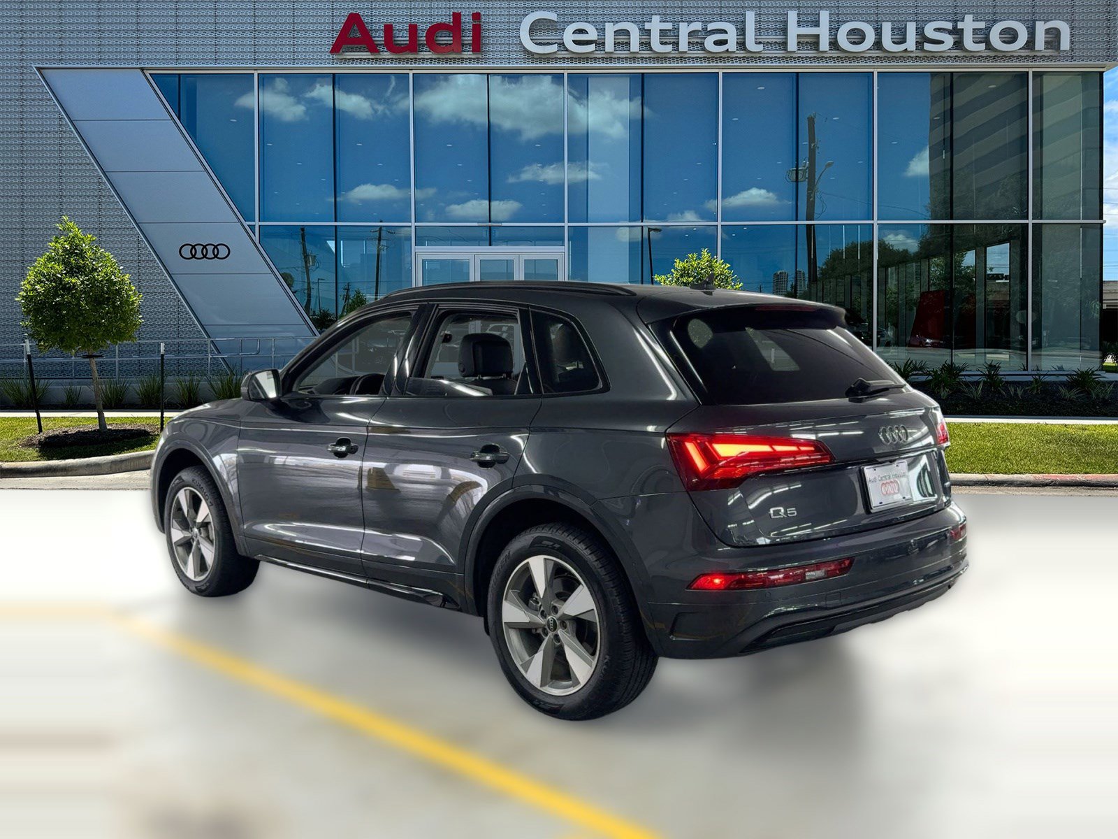 Certified 2024 Audi Q5 2.0T Premium Plus image 3