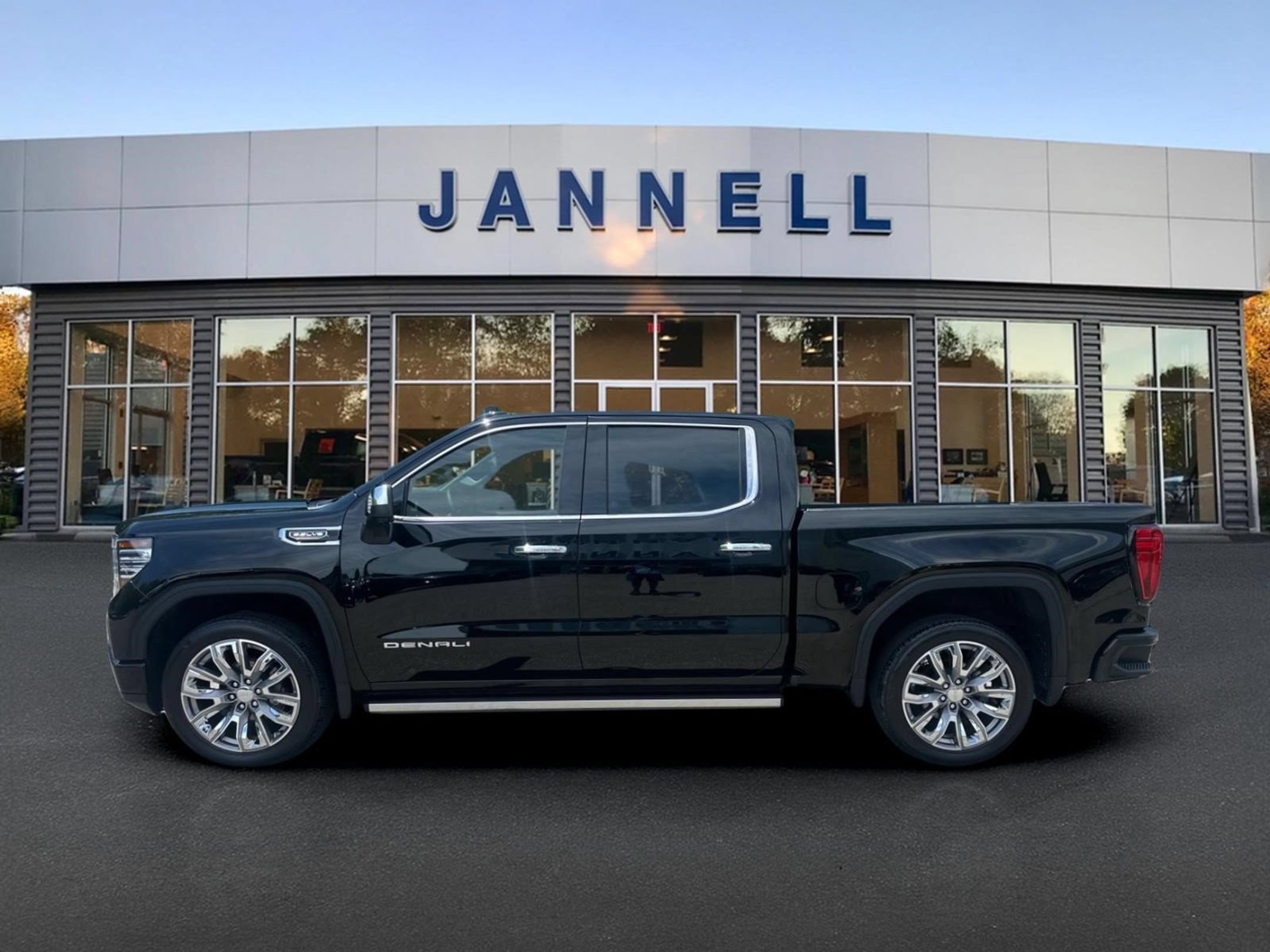 Used 2024 GMC Sierra 1500 Denali w/ Denali Reserve Package AWD/4WD image 8