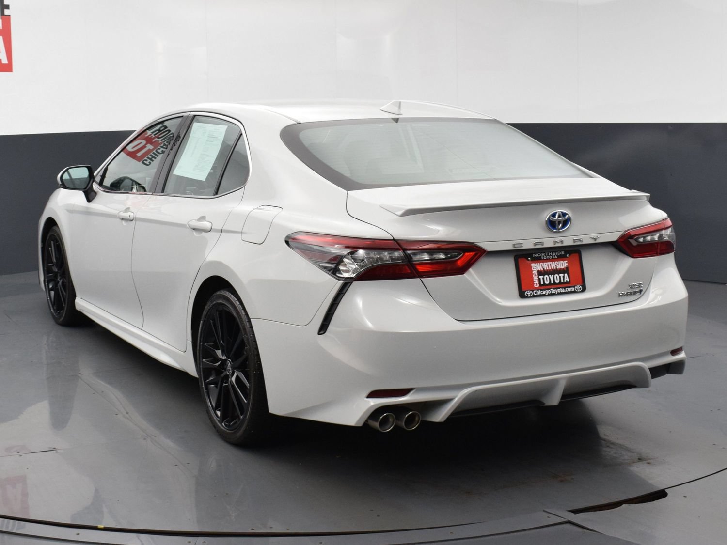 Used 2022 Toyota Camry XSE FWD image 3