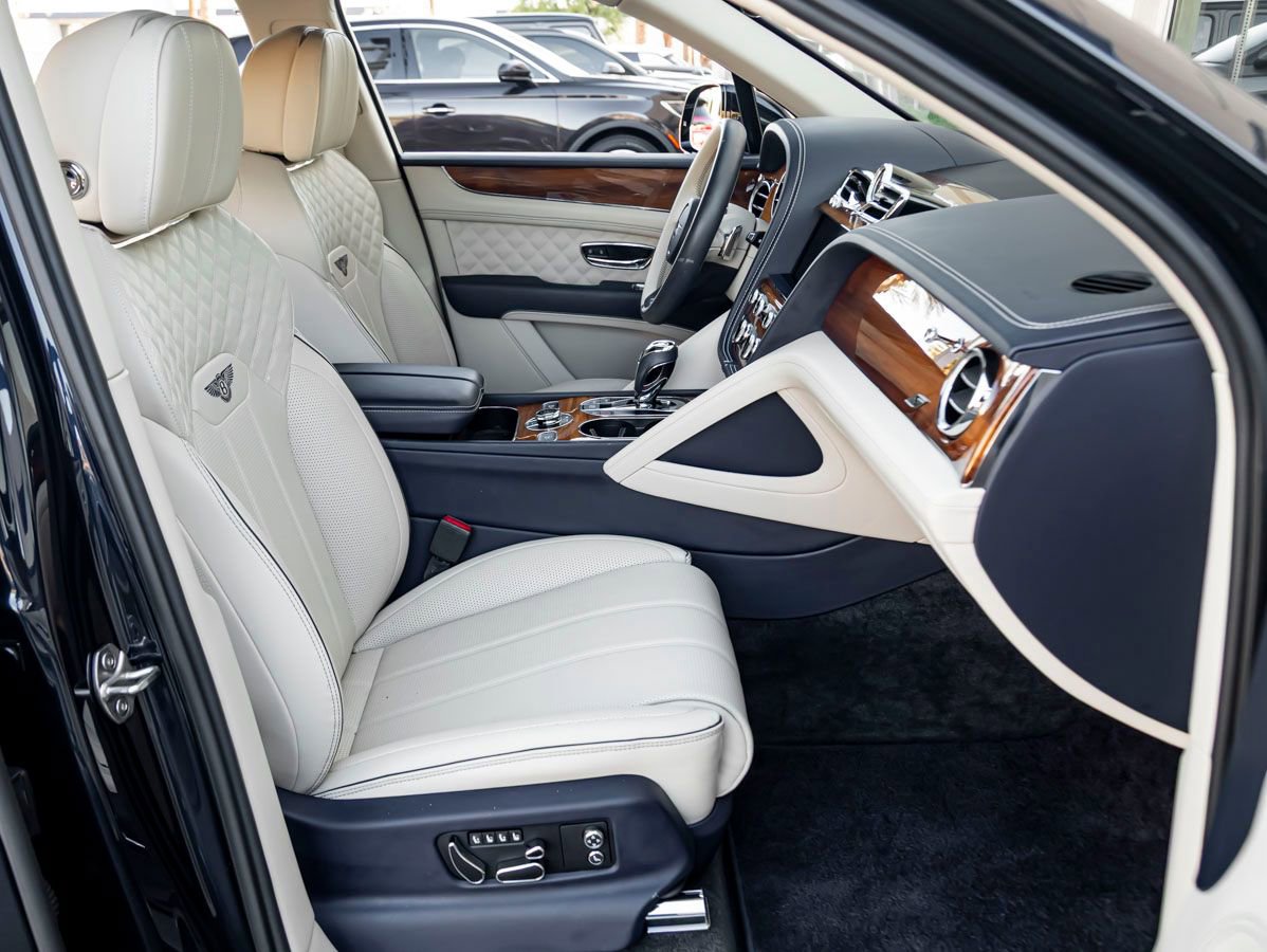 Used 2023 Bentley Bentayga AWD/4WD image 2