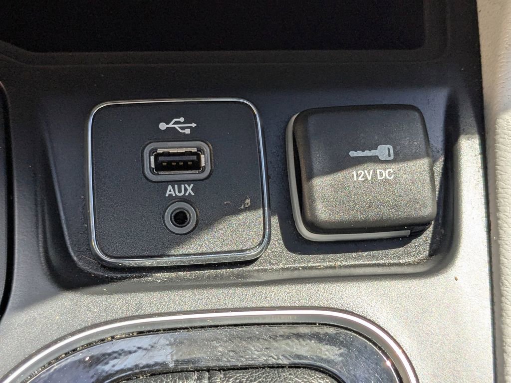 Used 2019 Jeep Cherokee Limited w/ Luxury Group image 23