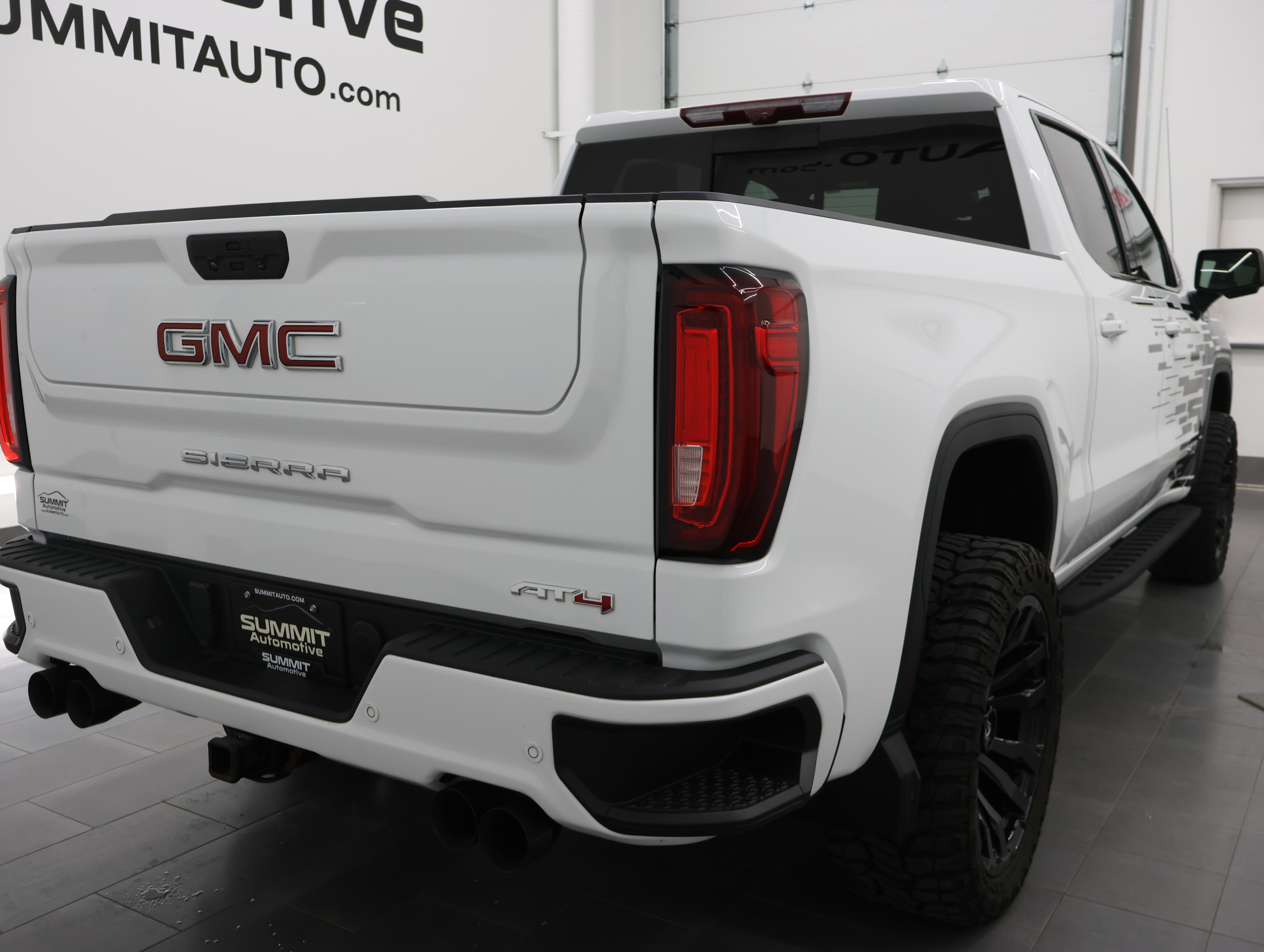 Used 2022 GMC Sierra 1500 AT4 w/ AT4 Premium Package AWD/4WD image 4