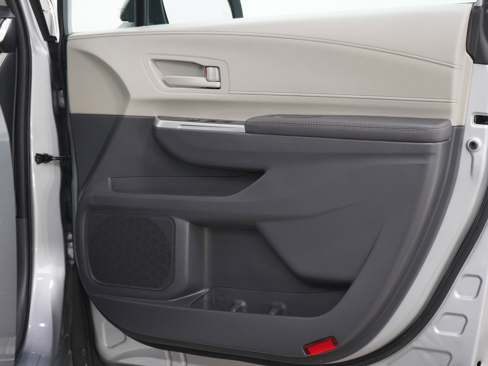 Used 2024 Toyota Sienna LE FWD image 13