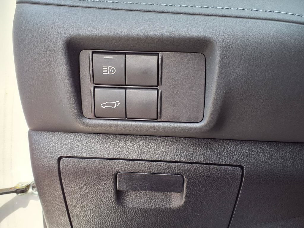 Used 2022 Toyota Highlander LE FWD image 30