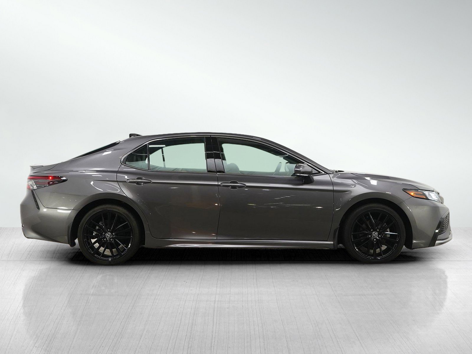 Used 2022 Toyota Camry XSE FWD image 6