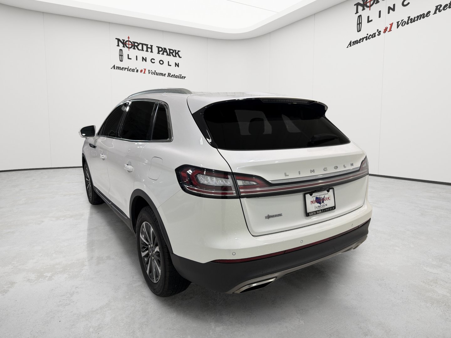 Used 2023 Lincoln Nautilus AWD w/ Premium Package image 3