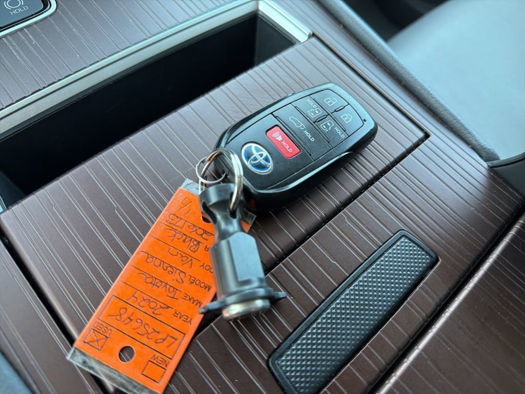 Used 2024 Toyota Sienna XLE image 33
