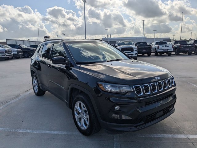 Used 2024 Jeep Compass Latitude AWD/4WD image 3