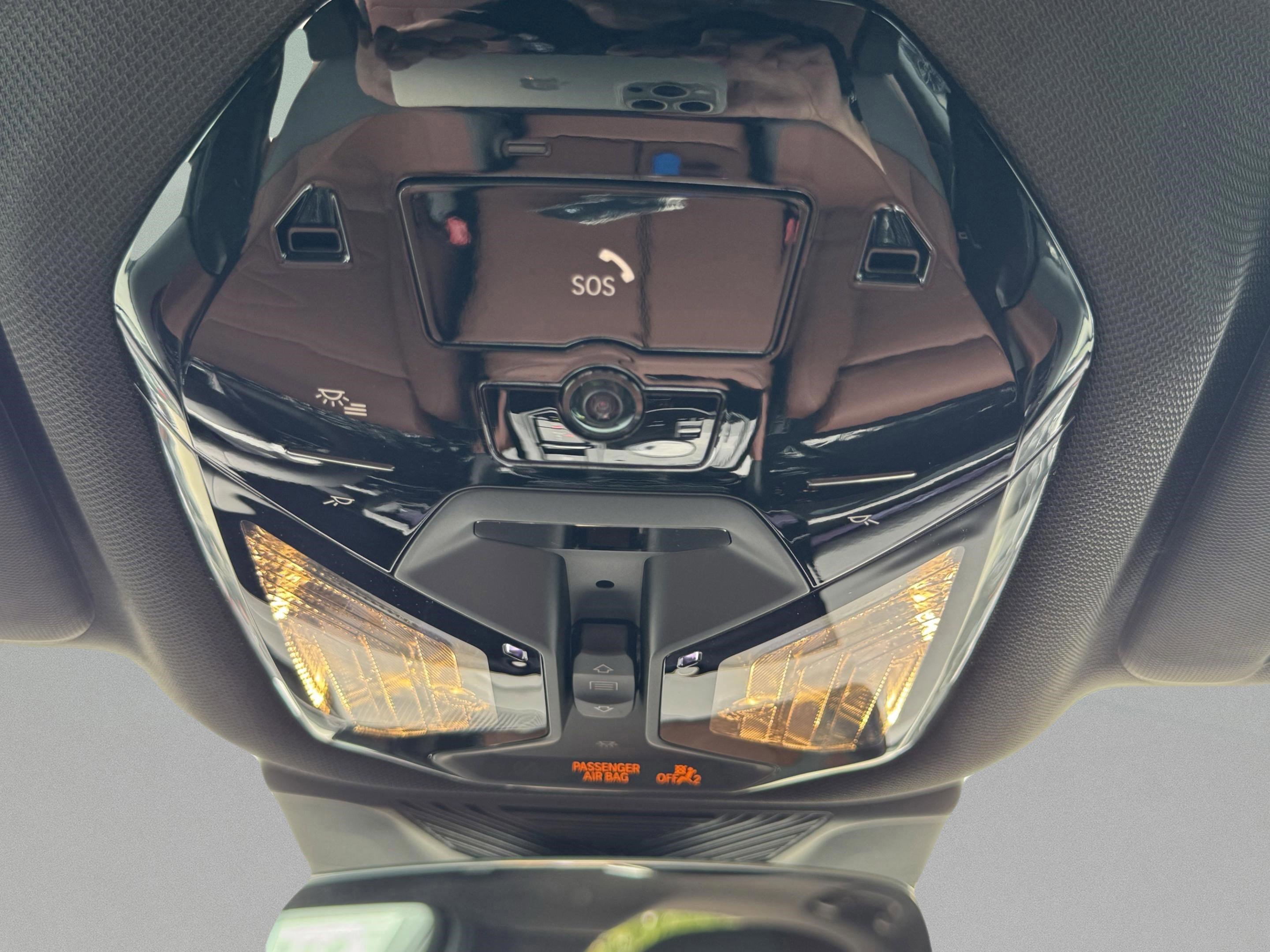 Used 2025 BMW 550e xDrive w/ Premium Package image 13