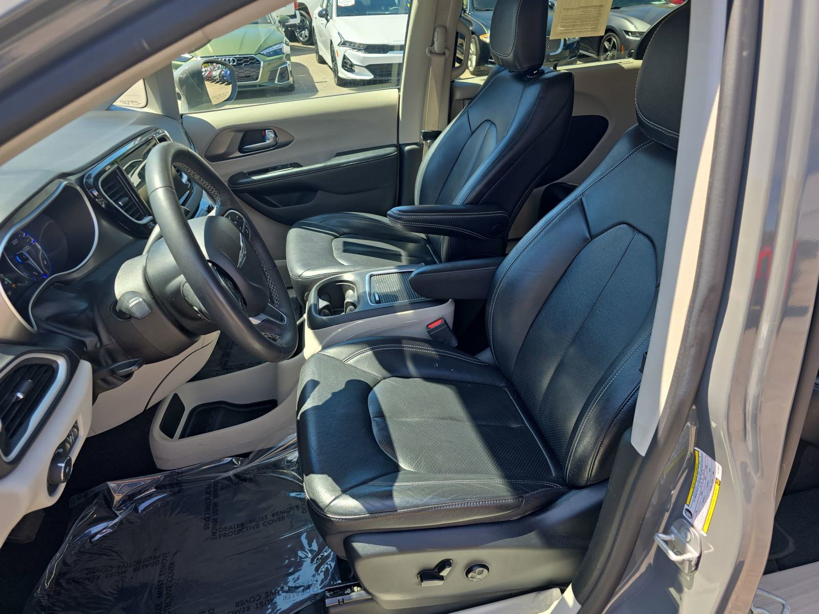 Used 2022 Chrysler Pacifica Touring-L FWD image 17