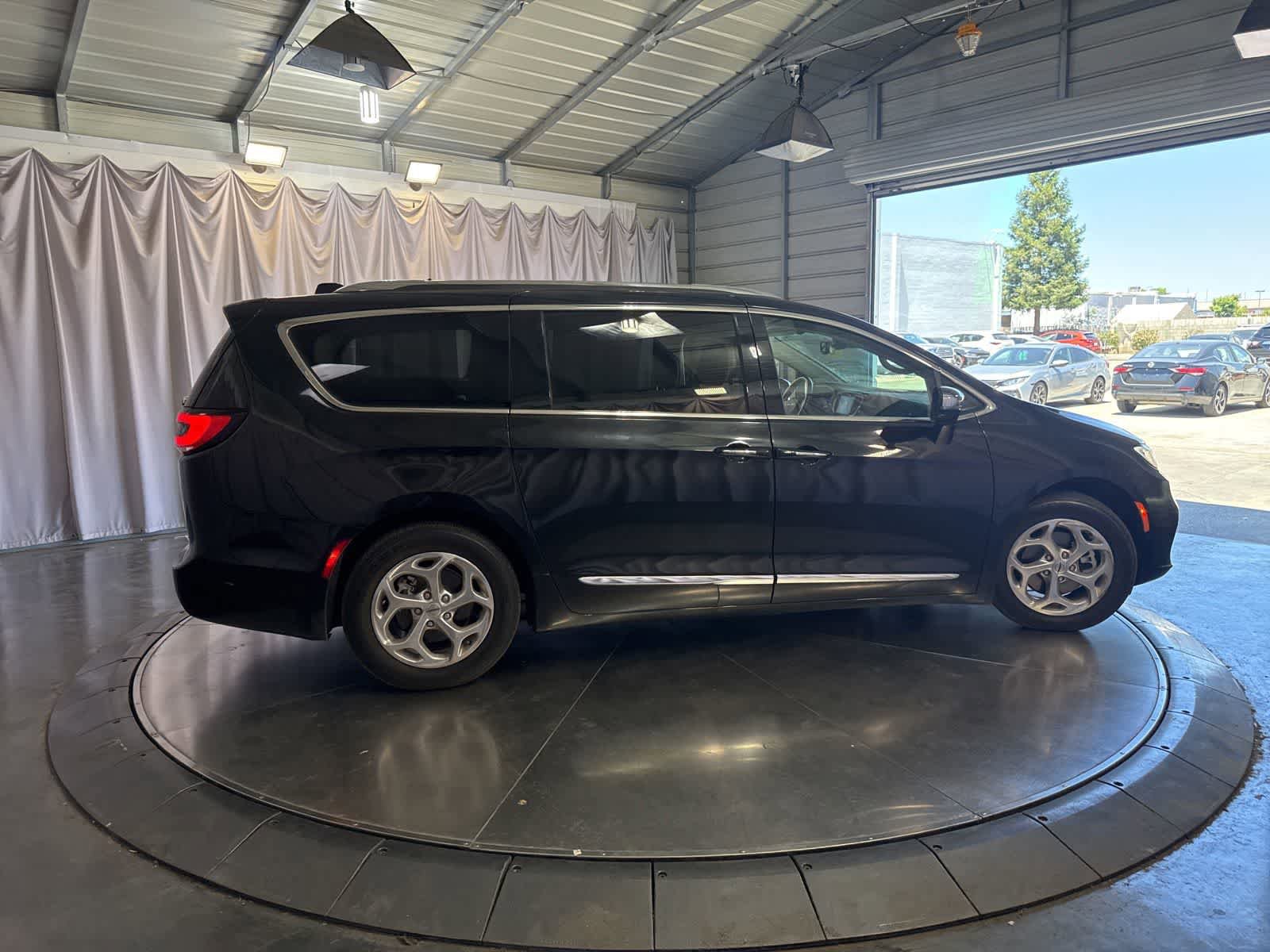 Used 2021 Chrysler Pacifica Limited w/ Uconnect Theater Family Group FWD image 2