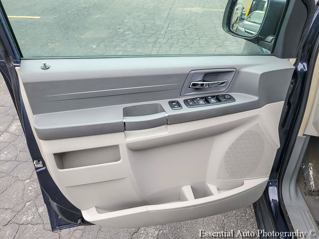 Used 2009 Chrysler Town & Country LX FWD image 22