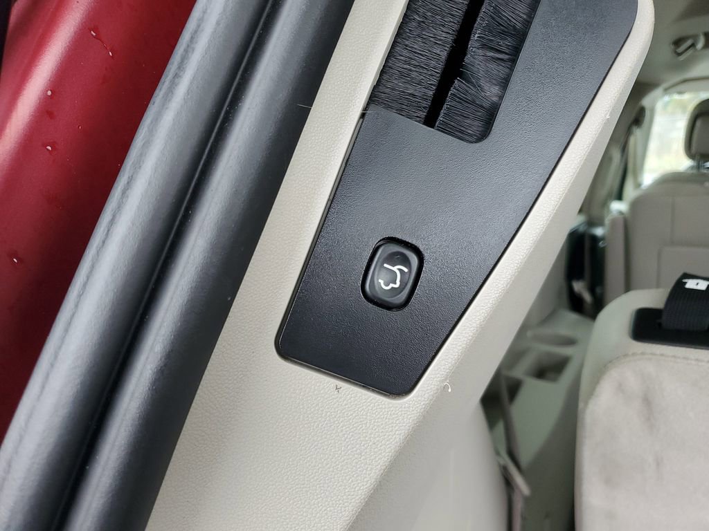 Used 2016 Chrysler Town & Country Touring-L image 30