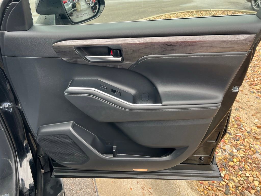Used 2020 Toyota Highlander Platinum image 29
