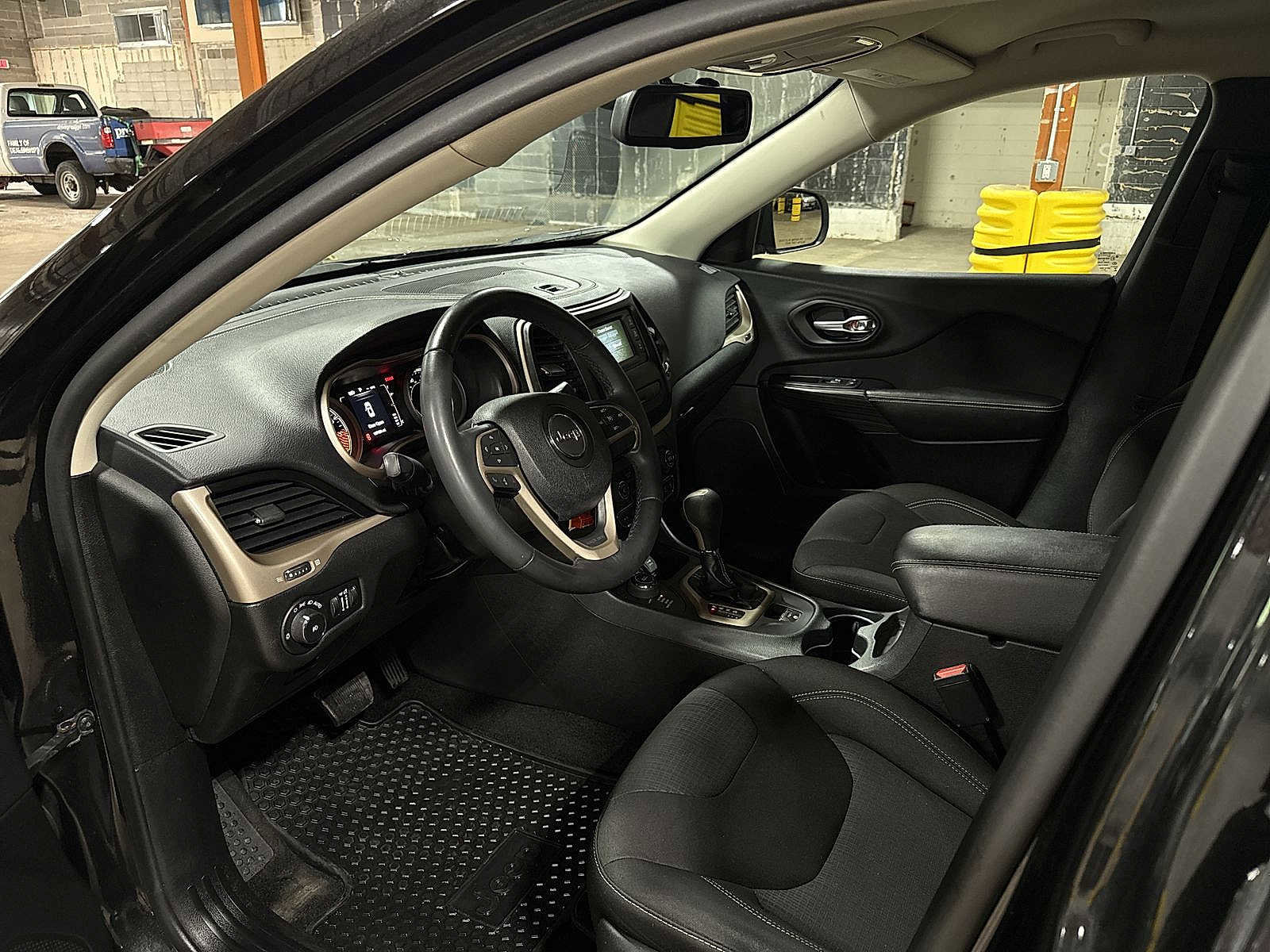 Used 2015 Jeep Cherokee Latitude image 28