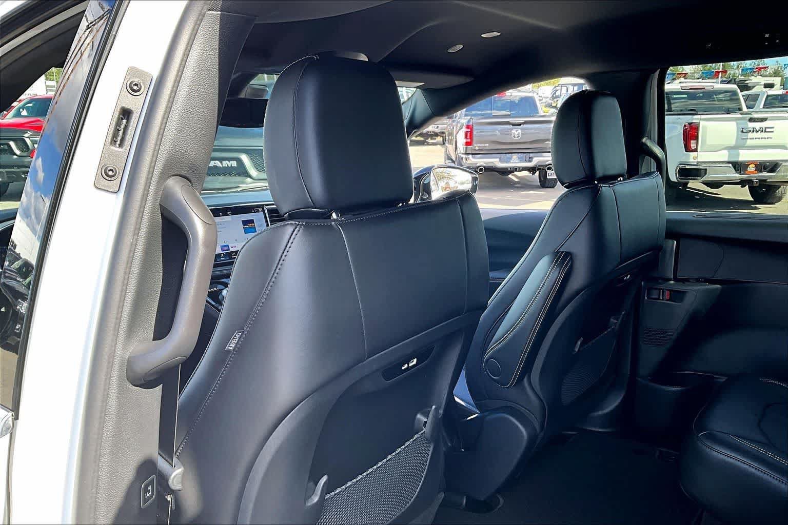 New 2026 Chrysler Pacifica Select FWD image 12