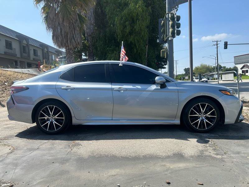 Used 2024 Toyota Camry SE FWD image 3