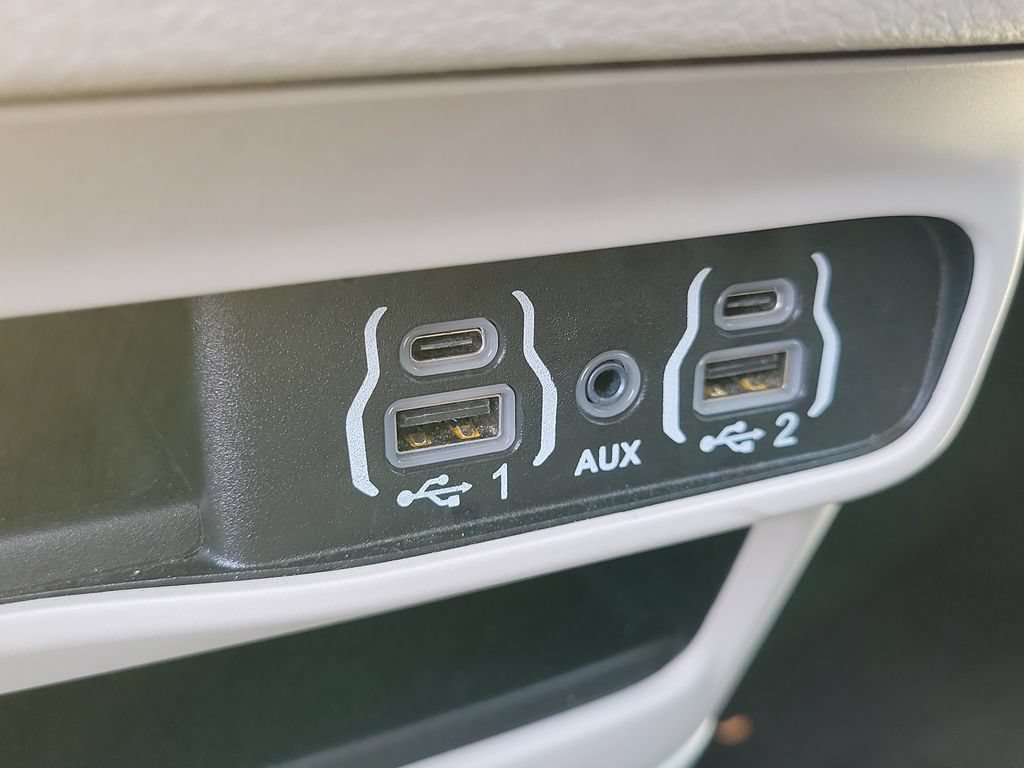 Used 2024 Chrysler Pacifica Touring-L FWD image 26