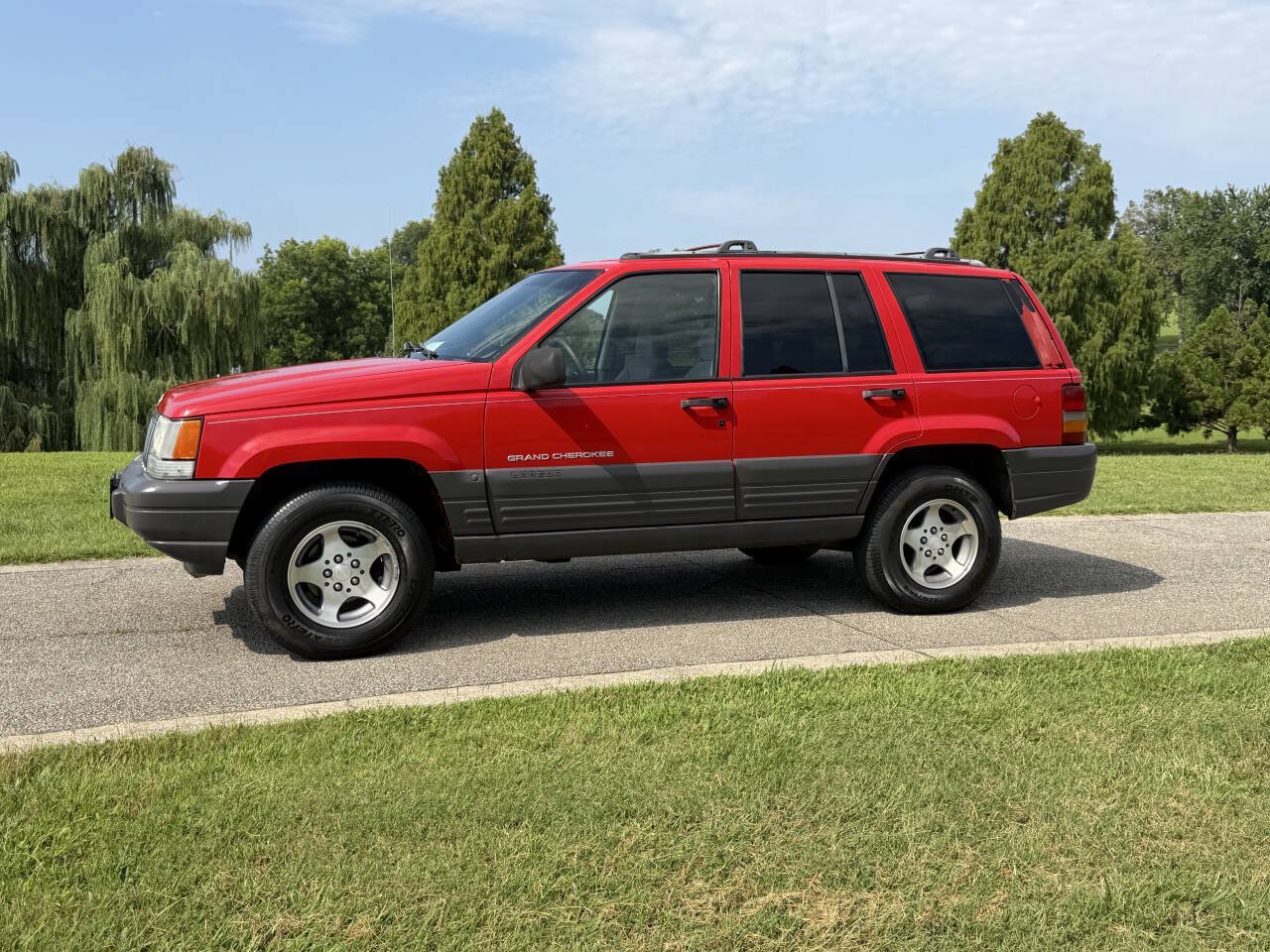 Used 1996 Jeep Grand Cherokee Laredo RWD image 1