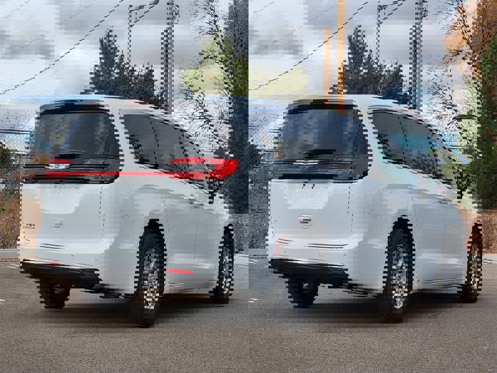 New 2026 Chrysler Pacifica Select image 3