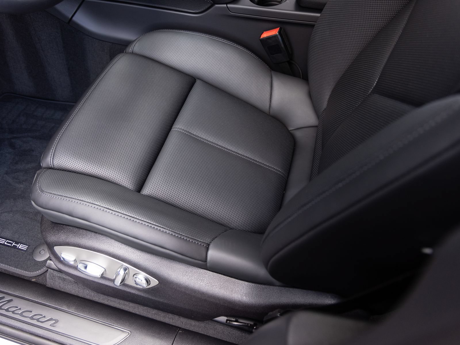 Certified 2026 Porsche Macan AWD/4WD image 22