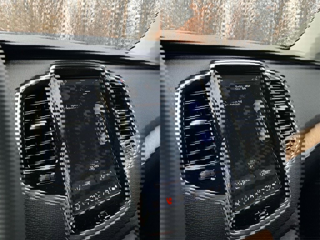 Certified 2025 Volvo XC90 B6 Plus image 25