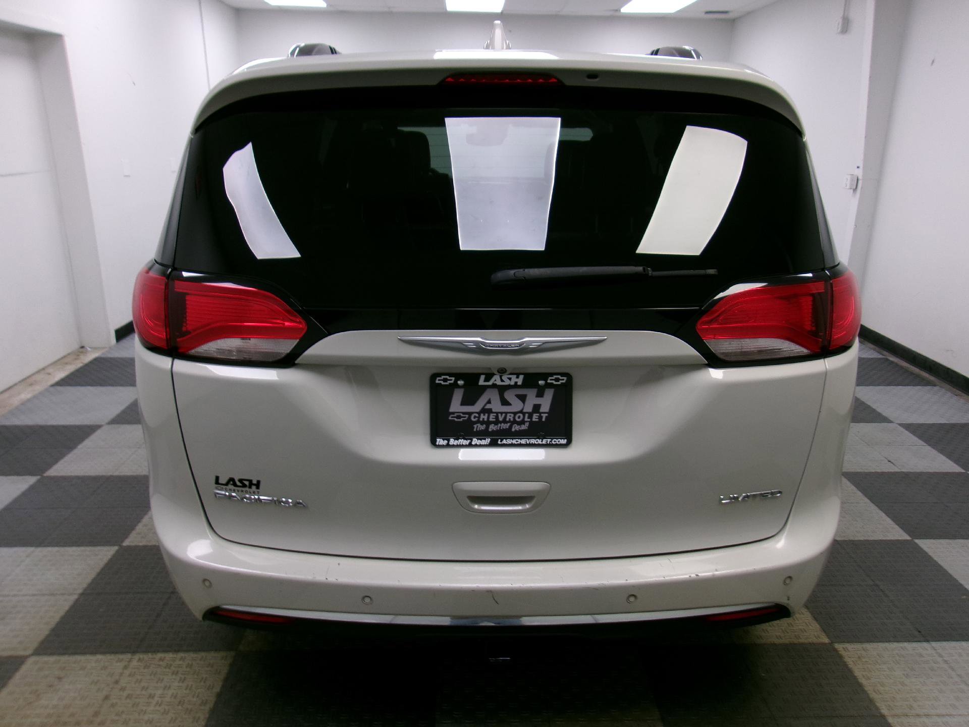 Used 2017 Chrysler Pacifica Limited image 14