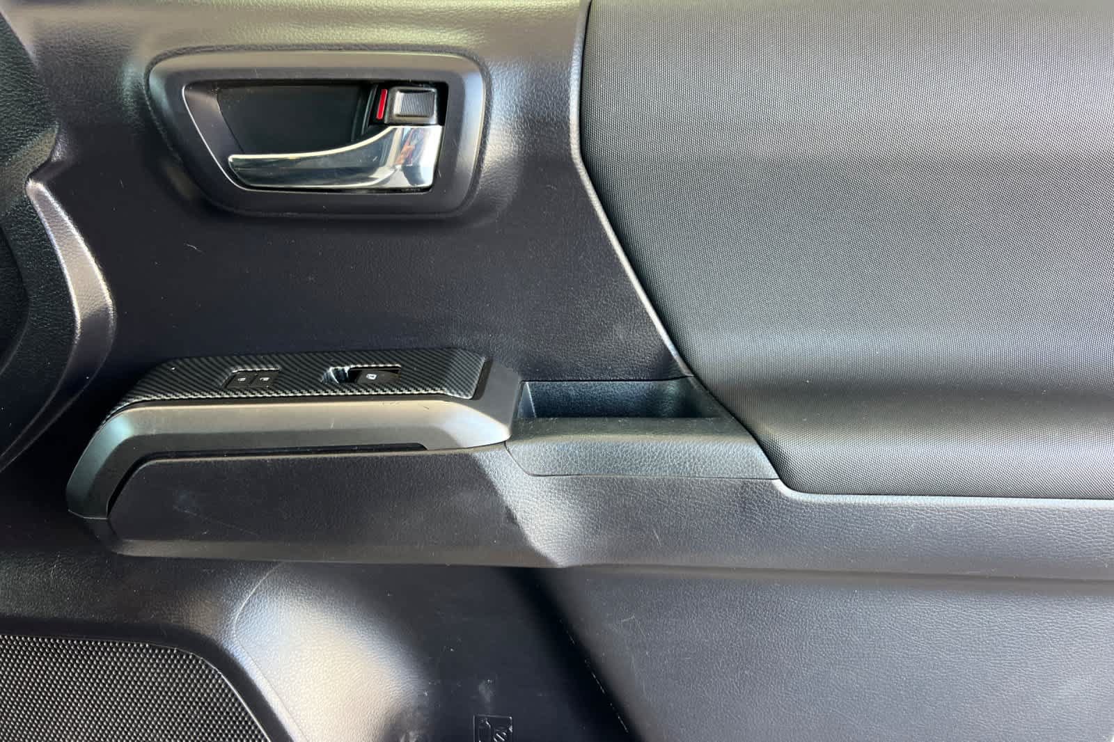 Used 2020 Toyota Tacoma TRD Off-Road w/ Technology Package RWD image 17