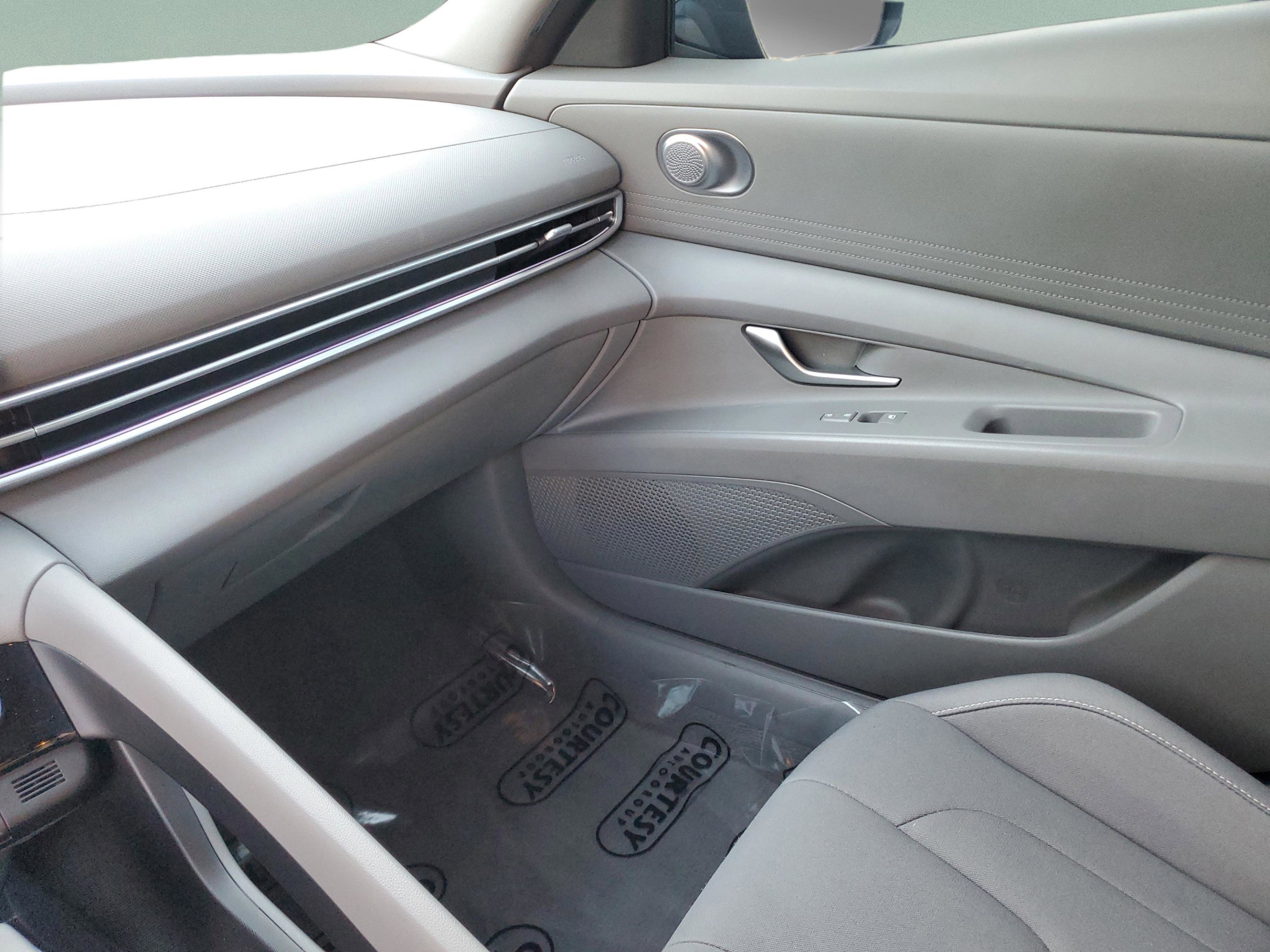 Used 2024 Hyundai Elantra SEL image 19