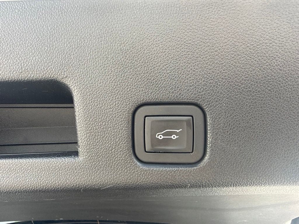 Used 2025 GMC Acadia Elevation FWD image 9