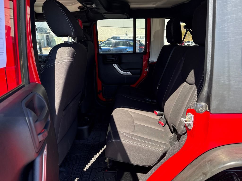 Used 2015 Jeep Wrangler Unlimited Rubicon w/ Connectivity Group image 15
