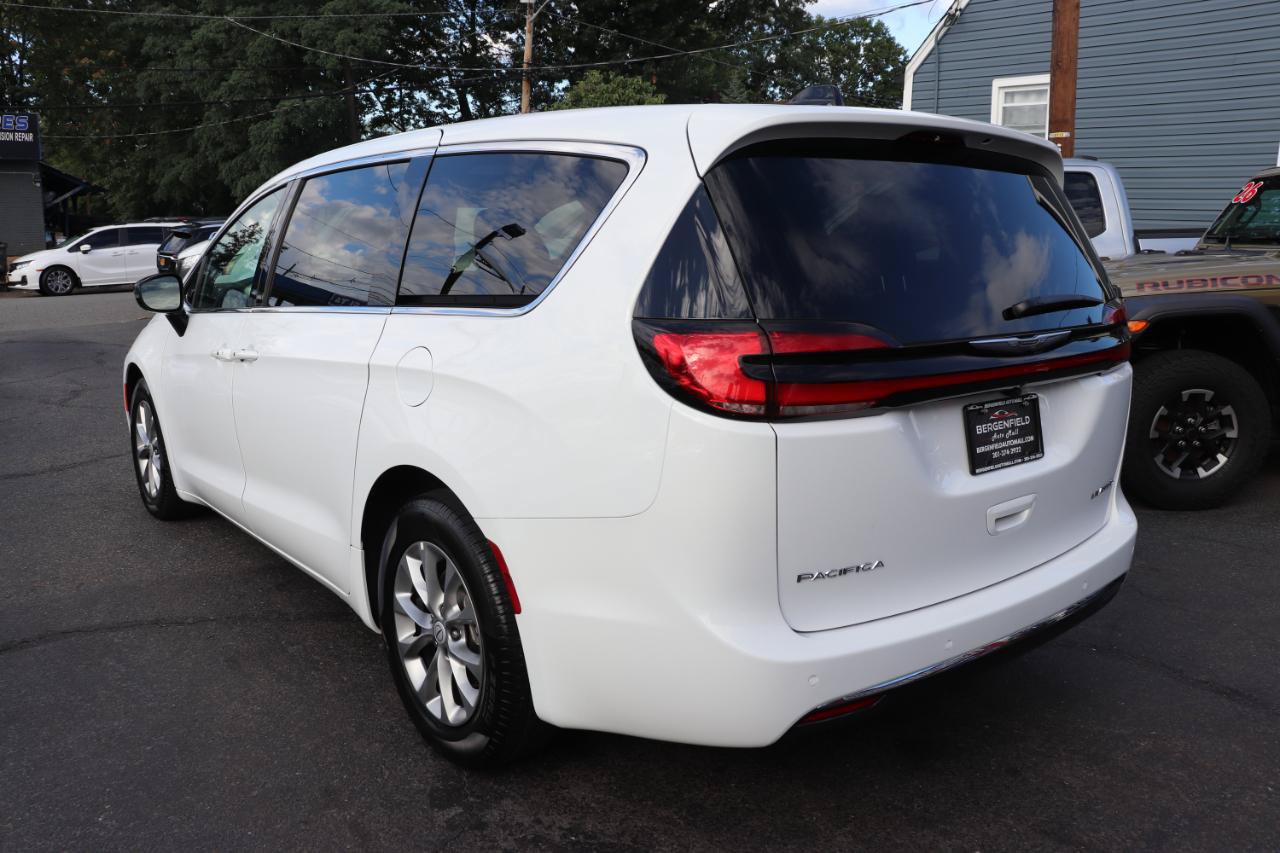 Used 2026 Chrysler Pacifica Limited FWD image 3