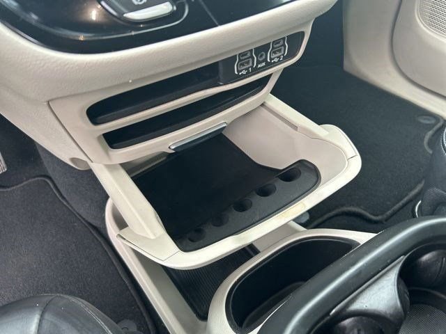 Used 2023 Chrysler Pacifica Touring-L FWD image 28