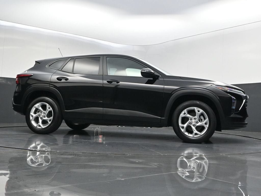 Certified 2025 Chevrolet Trax LS w/ LS Convenience Package FWD image 35