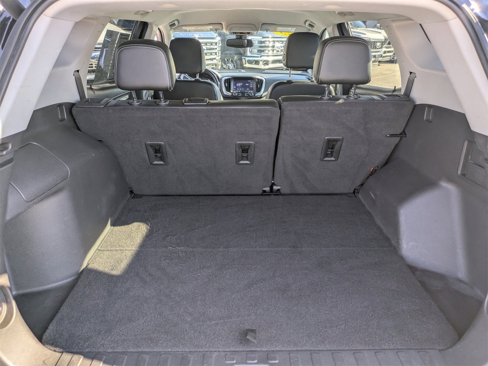 Used 2023 GMC Terrain SLT image 12