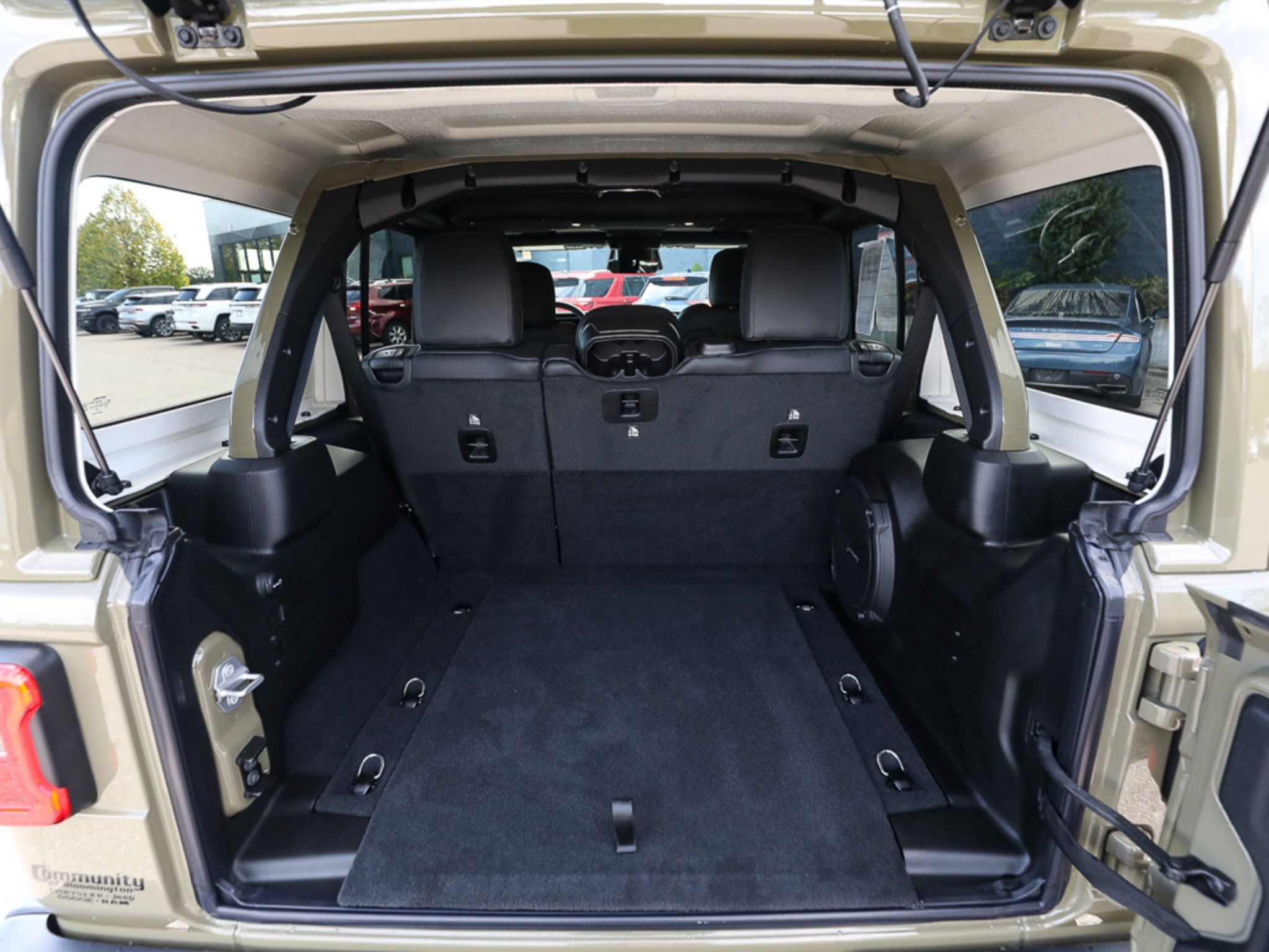 Used 2026 Jeep Wrangler Unlimited Sahara AWD/4WD image 6