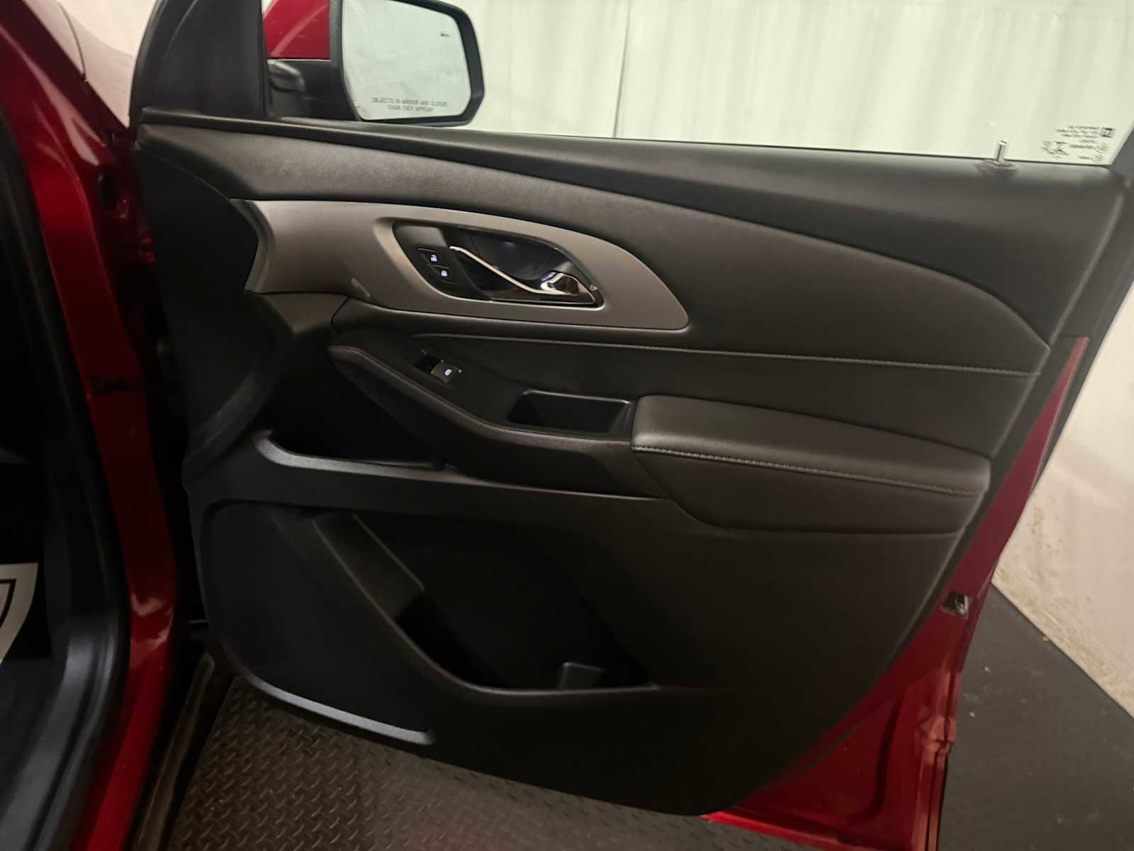 Used 2023 Chevrolet Traverse LT image 28